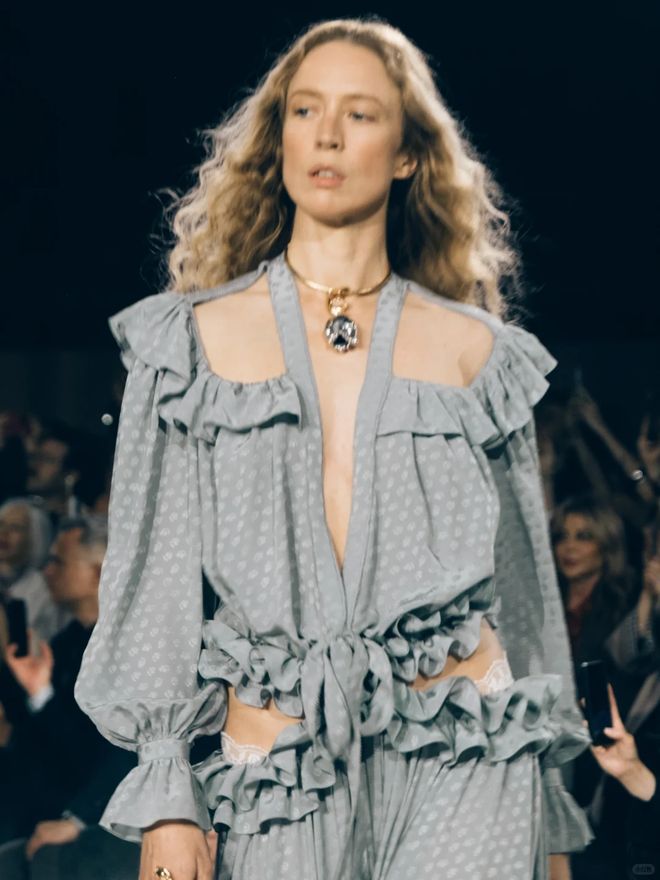 Tưởng "sến sẩm" nhưng đ&acirc;y lại l&agrave; chi tiết cứu rỗi mọi v&oacute;c d&aacute;ng, l&agrave;m khuynh đảo tủ đồ nhất năm 2026- Ảnh 2.