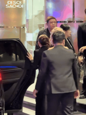 Chi Pu bị t&oacute;m d&iacute;nh l&uacute;c nửa đ&ecirc;m, ai d&egrave; bị b&oacute;ng lưng của mỹ nh&acirc;n Việt n&agrave;y giật spotlight- Ảnh 1.