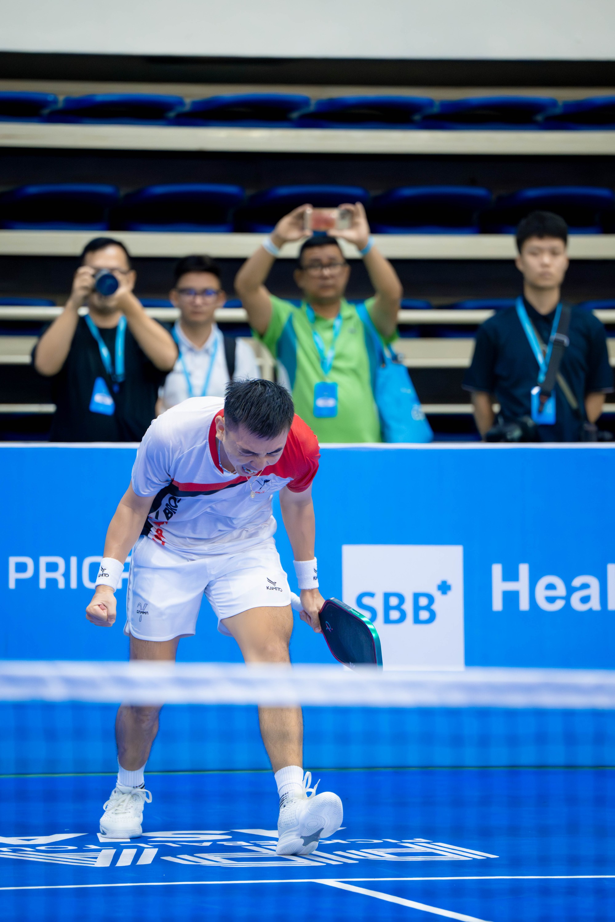 Đẳng cấp: L&yacute; Ho&agrave;ng Nam ch&acirc;n đau tập tễnh vẫn đ&aacute;nh bại Top 4 PPA Christian Alshon- Ảnh 2.