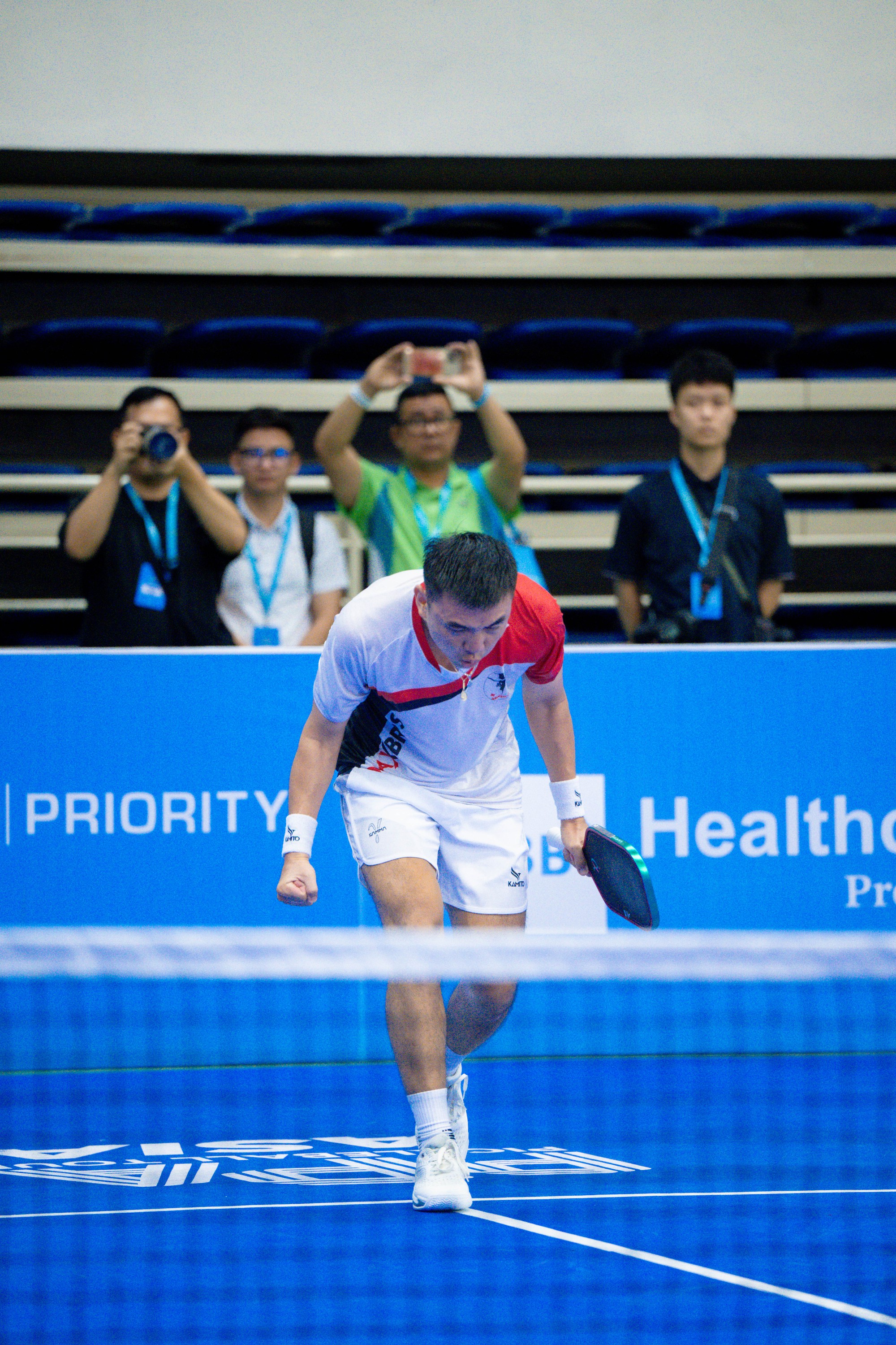 Đẳng cấp: L&yacute; Ho&agrave;ng Nam ch&acirc;n đau tập tễnh vẫn đ&aacute;nh bại Top 4 PPA Christian Alshon- Ảnh 3.