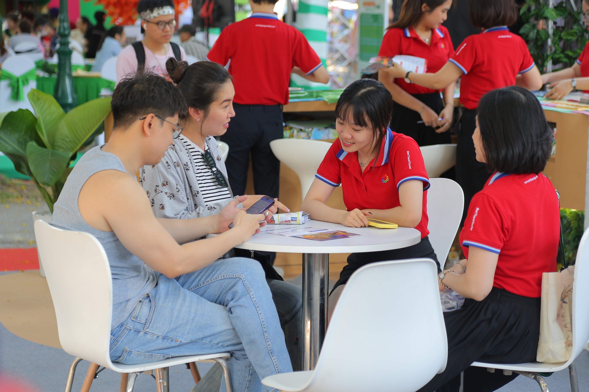 Săn tour du lịch gi&aacute; rẻ dịp lễ 30-4 khi chi ph&iacute; xăng dầu tăng- Ảnh 1.