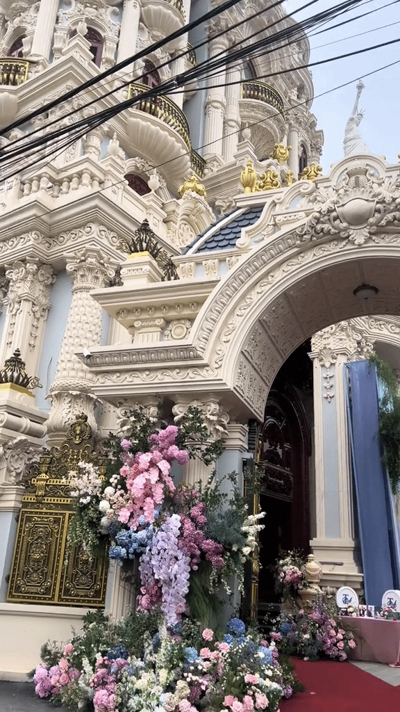 S&aacute;ng nhất Bắc Ninh l&uacute;c n&agrave;y: L&acirc;u đ&agrave;i 300 tỷ k&iacute;n hoa tươi, đ&aacute;m cưới "trong truyền thuyết" ngắm online cũng đủ cho&aacute;ng- Ảnh 1.