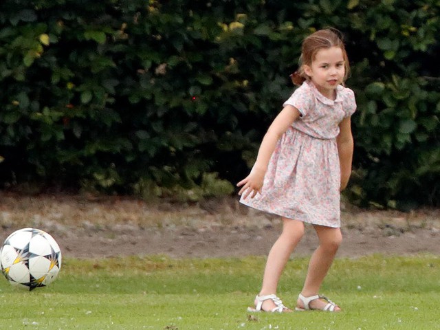 Kh&ocirc;ng phải đ&agrave;n piano, đ&acirc;y mới l&agrave; m&ocirc;n thể thao "ch&acirc;n &aacute;i" của C&ocirc;ng ch&uacute;a Charlotte: Nghe Vương phi Kate tiết lộ mới thấy c&aacute;ch dạy con cực t&acirc;m l&yacute;- Ảnh 1.