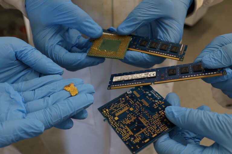 Ph&aacute;t hiện thứ chứa v&agrave;ng mọi người vẫn cầm trong tay nhưng kh&ocirc;ng hề biết- Ảnh 1.