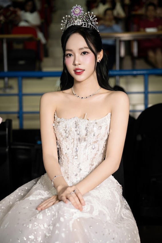 &Aacute; hậu gen Z l&agrave; thủ khoa Đại học Kinh tế Quốc d&acirc;n, 4 năm sau đăng quang 