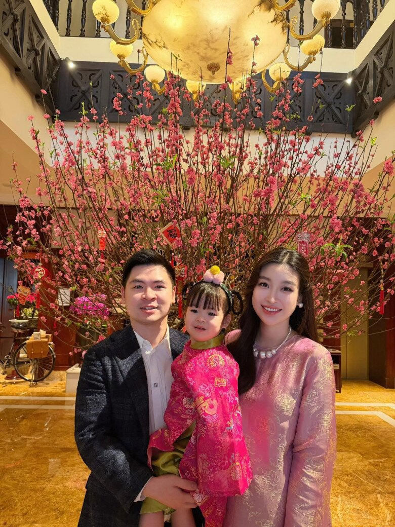 Đỗ Mỹ Linh "flex" t&uacute;i Chanel sang chảnh do anh chồng tặng, dạy con bằng c&aacute;ch hỏi số tầng trong biệt thự trăm tỷ- Ảnh 2.