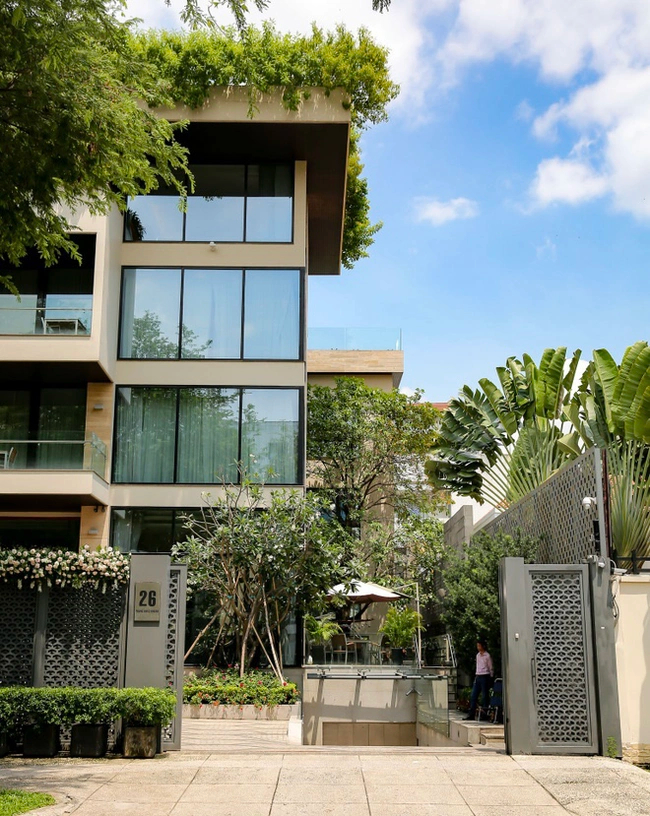 Hoa hậu Việt đầu ti&ecirc;n l&agrave;m d&acirc;u h&agrave;o m&ocirc;n, l&ecirc;n xe hoa năm 26 tuổi: Sở hữu loạt BĐS hạng sang, sống như tiểu thư đời thực- Ảnh 3.