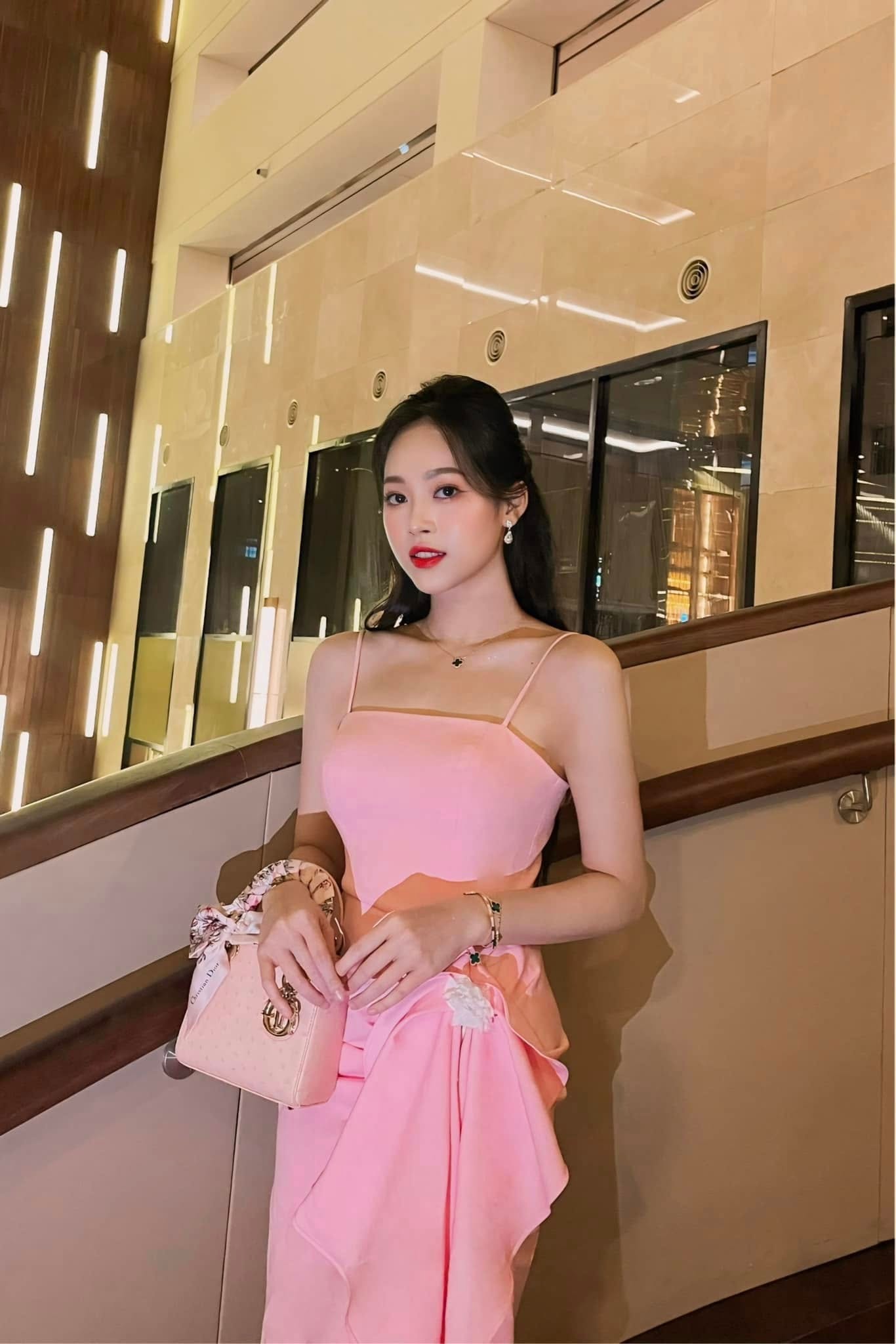 &Aacute; hậu gen Z l&agrave; thủ khoa Đại học Kinh tế Quốc d&acirc;n, 4 năm sau đăng quang 