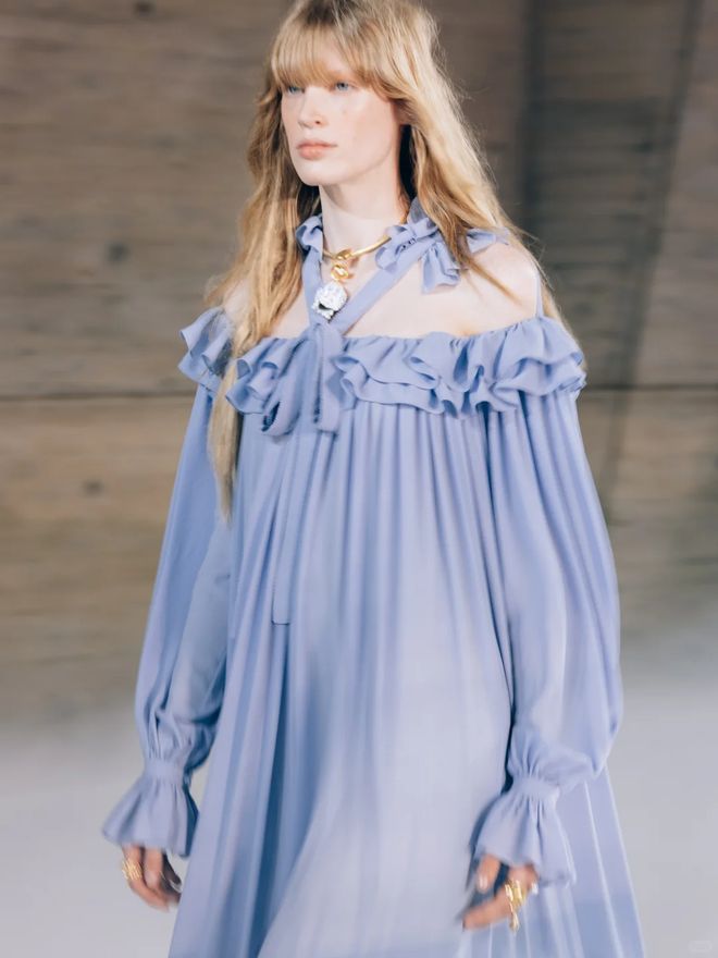 Tưởng "sến sẩm" nhưng đ&acirc;y lại l&agrave; chi tiết cứu rỗi mọi v&oacute;c d&aacute;ng, l&agrave;m khuynh đảo tủ đồ nhất năm 2026- Ảnh 15.