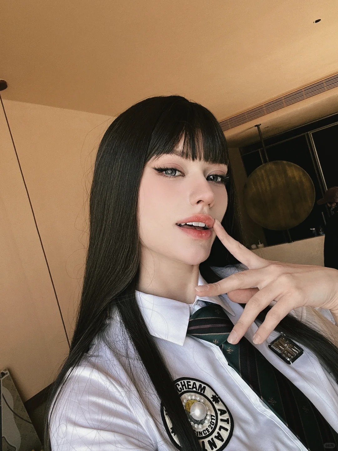 Một Chị Đẹp phi giới t&iacute;nh hẹn h&ograve; staff nữ trong show, mất t&iacute;ch suốt 4 th&aacute;ng h&oacute;a ra v&igrave; bận đưa 