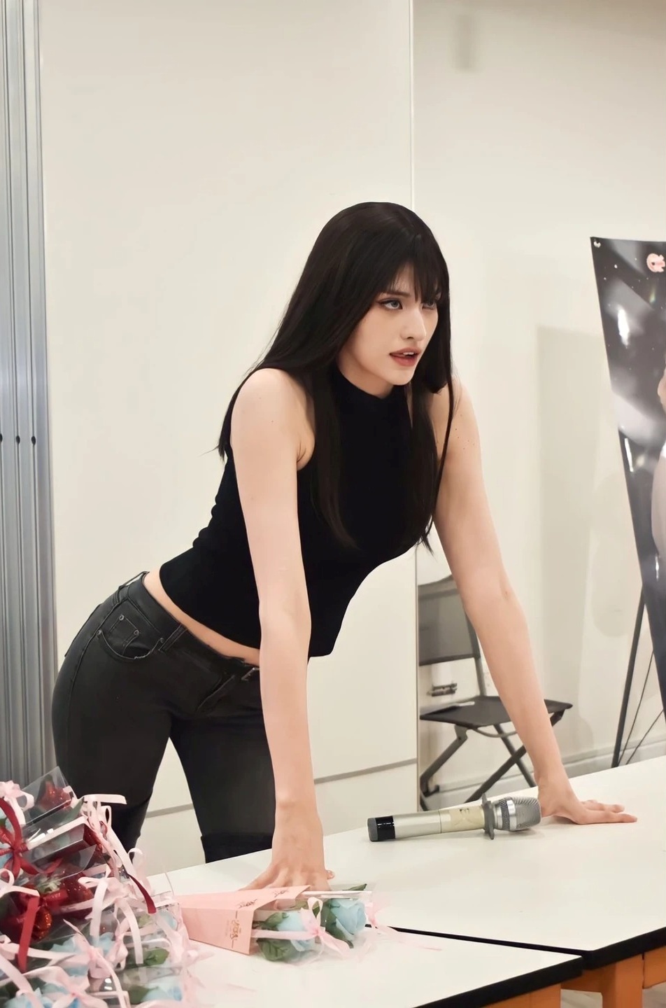 Một Chị Đẹp phi giới t&iacute;nh hẹn h&ograve; staff nữ trong show, mất t&iacute;ch suốt 4 th&aacute;ng h&oacute;a ra v&igrave; bận đưa 