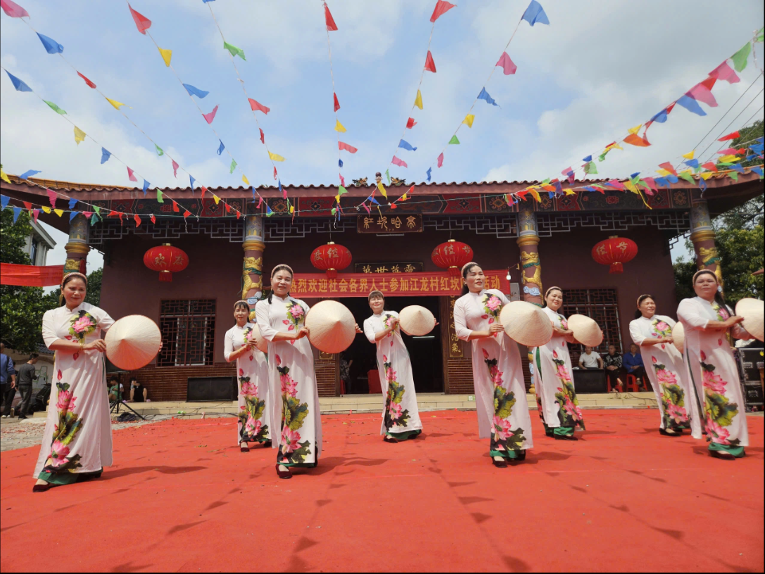 Kh&aacute;ch Việt tới Trung Quốc sững người v&igrave; cảnh qu&aacute; quen: Phụ nữ mặc &aacute;o d&agrave;i, đ&agrave;n bầu vang l&ecirc;n giữa l&agrave;ng- Ảnh 1.