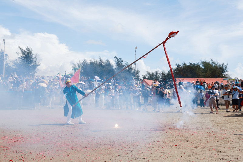 Kh&aacute;ch Việt tới Trung Quốc sững người v&igrave; cảnh qu&aacute; quen: Phụ nữ mặc &aacute;o d&agrave;i, đ&agrave;n bầu vang l&ecirc;n giữa l&agrave;ng- Ảnh 4.