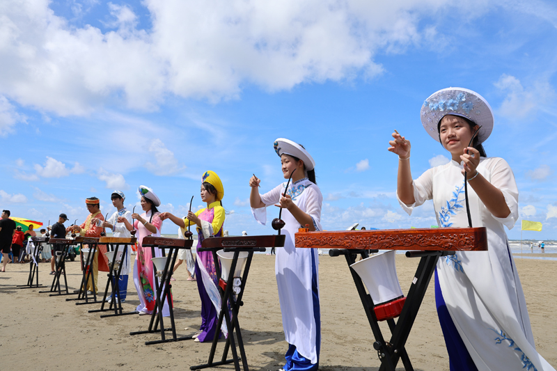 Kh&aacute;ch Việt tới Trung Quốc sững người v&igrave; cảnh qu&aacute; quen: Phụ nữ mặc &aacute;o d&agrave;i, đ&agrave;n bầu vang l&ecirc;n giữa l&agrave;ng- Ảnh 3.