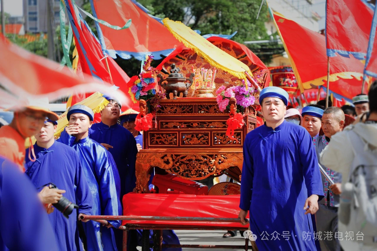 Kh&aacute;ch Việt tới Trung Quốc sững người v&igrave; cảnh qu&aacute; quen: Phụ nữ mặc &aacute;o d&agrave;i, đ&agrave;n bầu vang l&ecirc;n giữa l&agrave;ng- Ảnh 2.