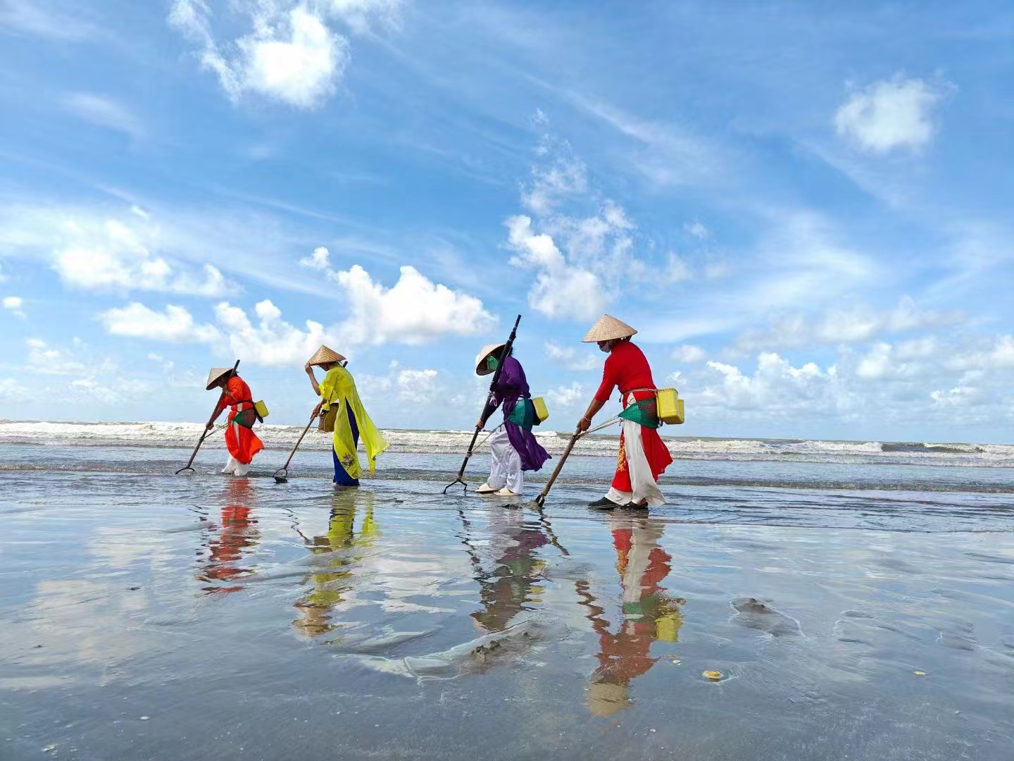 Kh&aacute;ch Việt tới Trung Quốc sững người v&igrave; cảnh qu&aacute; quen: Phụ nữ mặc &aacute;o d&agrave;i, đ&agrave;n bầu vang l&ecirc;n giữa l&agrave;ng- Ảnh 5.