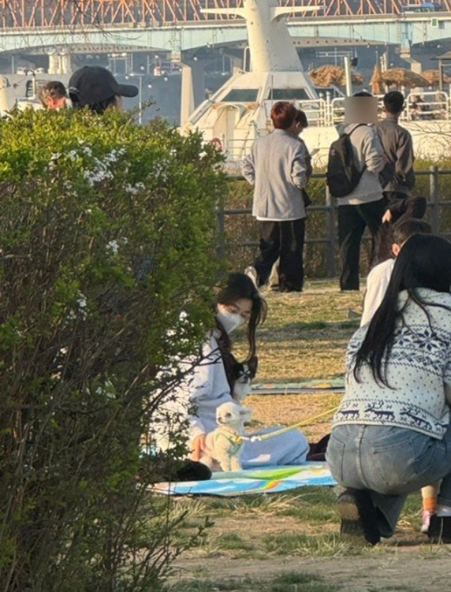 Bắt tại trận Lee Kwang Soo hẹn h&ograve; nữ thần n&oacute;ng bỏng bậc nhất showbiz, 1 h&agrave;nh động &ldquo;lột trần&rdquo; bản chất th&ecirc; n&ocirc;- Ảnh 2.