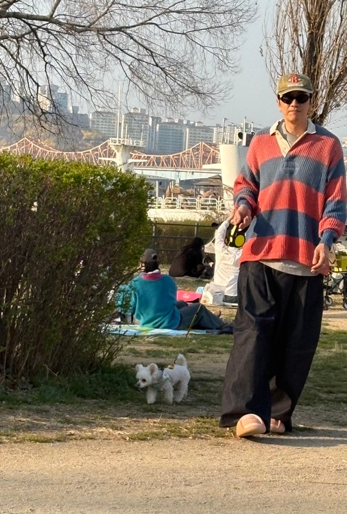 Bắt tại trận Lee Kwang Soo hẹn h&ograve; nữ thần n&oacute;ng bỏng bậc nhất showbiz, 1 h&agrave;nh động &ldquo;lột trần&rdquo; bản chất th&ecirc; n&ocirc;- Ảnh 1.