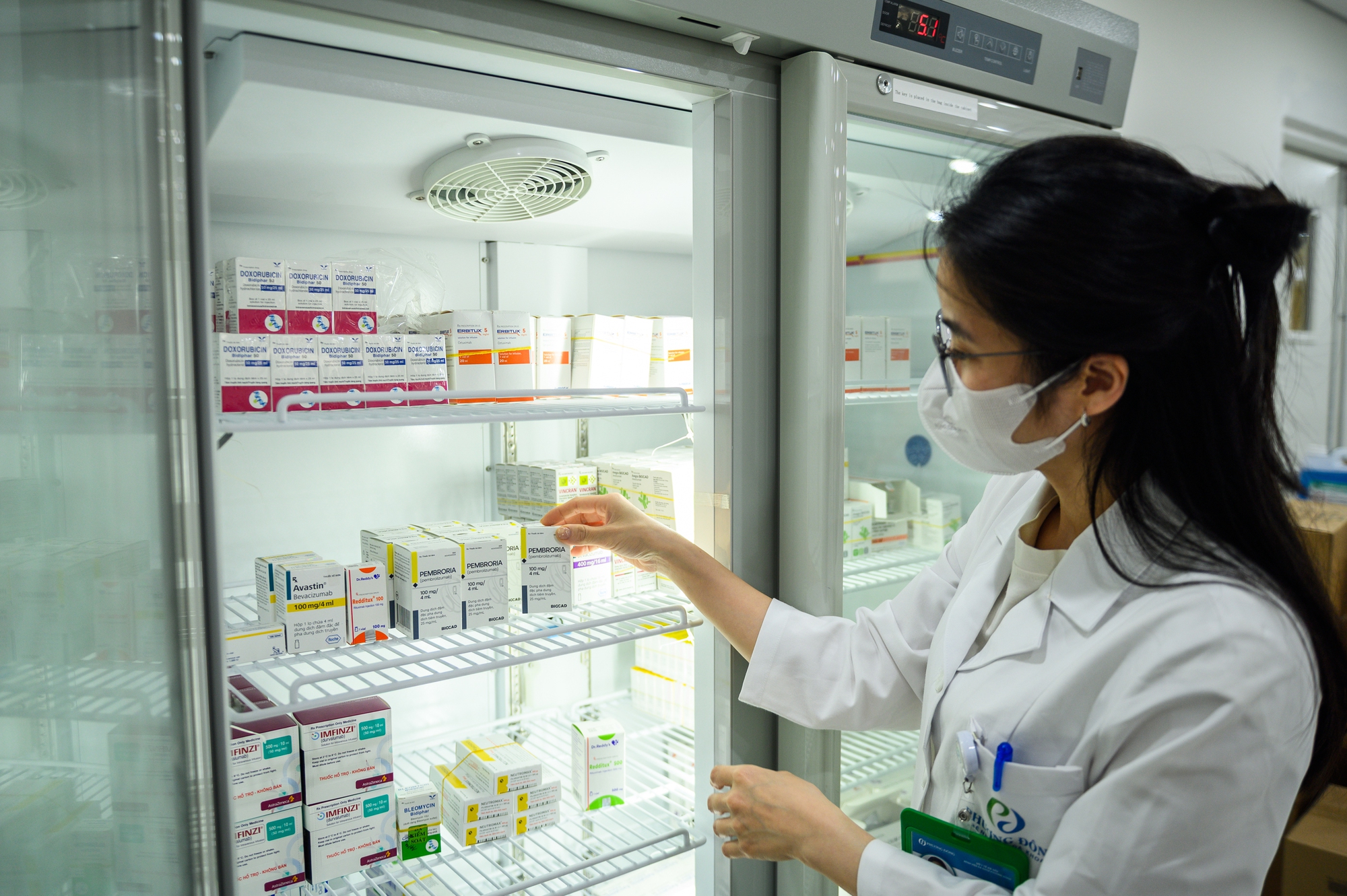 Đỉnh: Cận cảnh quy tr&igrave;nh người Việt được điều trị thuốc miễn dịch ung thư của Nga, gi&aacute; mỗi lọ khoảng 19 triệu- Ảnh 3.