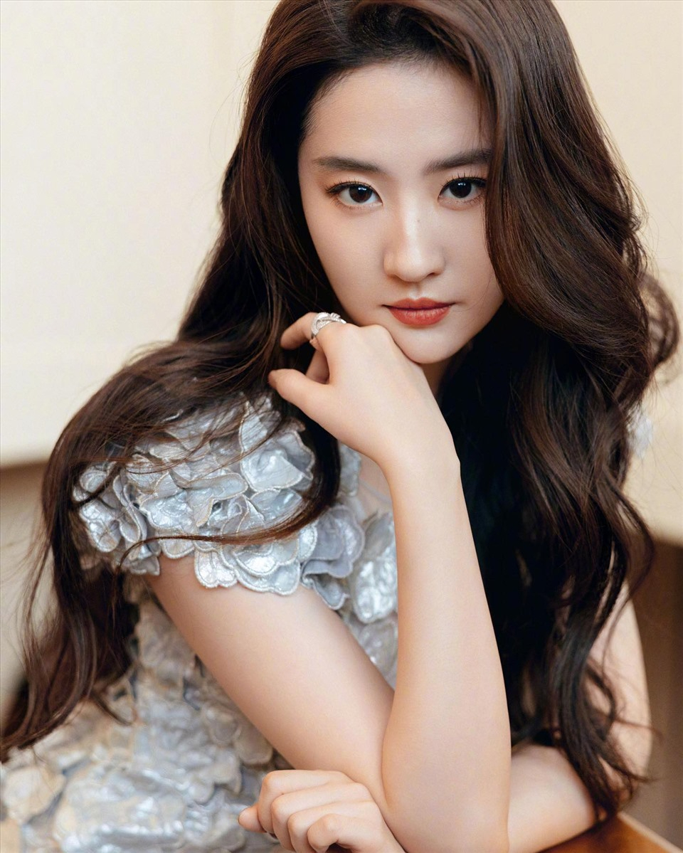 Lưu Diệc Phi "l&atilde;o h&oacute;a ngược" ở ngưỡng U40: Kh&ocirc;ng phải &ocirc;ng trời ưu &aacute;i, l&agrave; do c&ocirc; c&oacute; 4 chi&ecirc;u l&agrave;m đẹp hơn người- Ảnh 1.