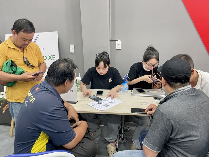 Kh&aacute;ch TP.HCM nườm nượp mua xe điện, sẵn s&agrave;ng cọc trước giữ chỗ v&igrave; đại l&yacute; hết xe- Ảnh 1.