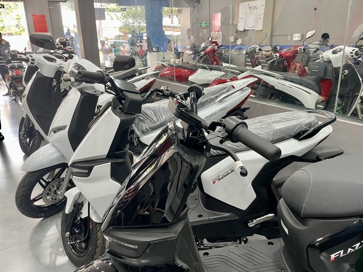Kh&aacute;ch TP.HCM nườm nượp mua xe điện, sẵn s&agrave;ng cọc trước giữ chỗ v&igrave; đại l&yacute; hết xe- Ảnh 2.