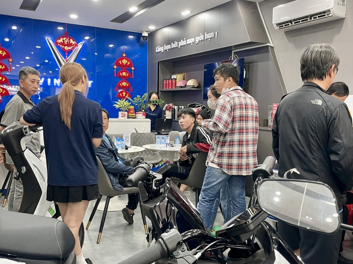 Kh&aacute;ch TP.HCM nườm nượp mua xe điện, sẵn s&agrave;ng cọc trước giữ chỗ v&igrave; đại l&yacute; hết xe- Ảnh 4.