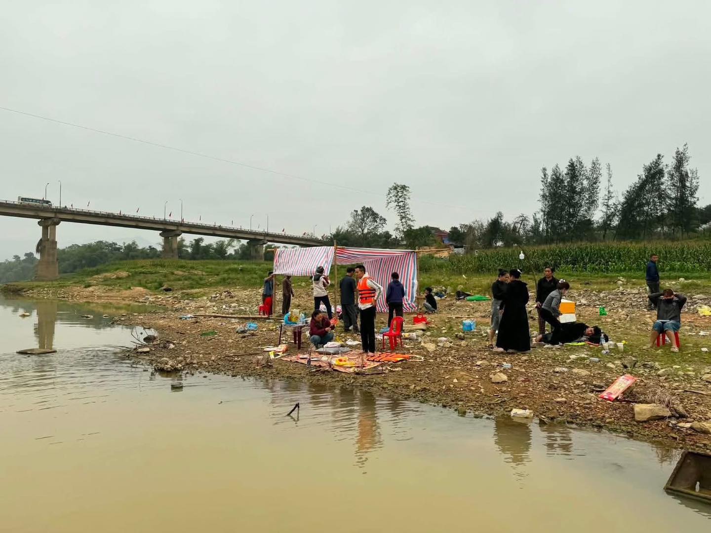 C&ocirc;ng an đang t&igrave;m kiếm c&ocirc; g&aacute;i nghi để lại &ocirc; t&ocirc; tr&ecirc;n cầu rồi nhảy xuống s&ocirc;ng- Ảnh 1.