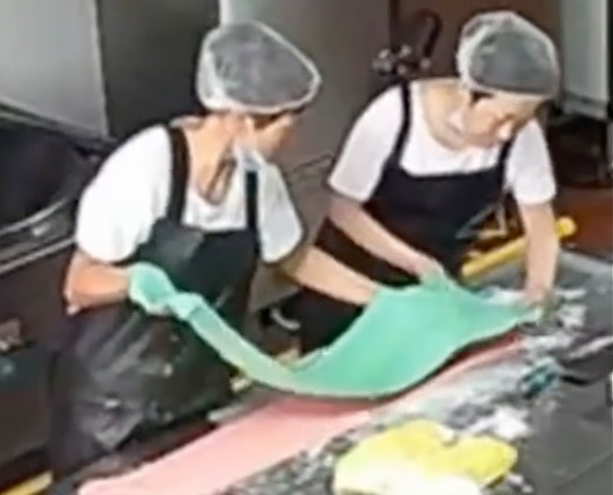 Vụ gần 300 trẻ ngộ độc v&igrave; cơm nhiễm ch&igrave; gấp 400.000 lần, kiểm tra bếp ăn ph&aacute;t hiện kinh ho&agrave;ng: Hiệu trường c&ugrave;ng 30 người bị điều tra- Ảnh 3.