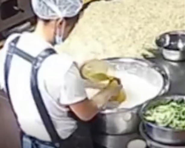 Vụ gần 300 trẻ ngộ độc v&igrave; cơm nhiễm ch&igrave; gấp 400.000 lần, kiểm tra bếp ăn ph&aacute;t hiện kinh ho&agrave;ng: Hiệu trường c&ugrave;ng 30 người bị điều tra- Ảnh 2.