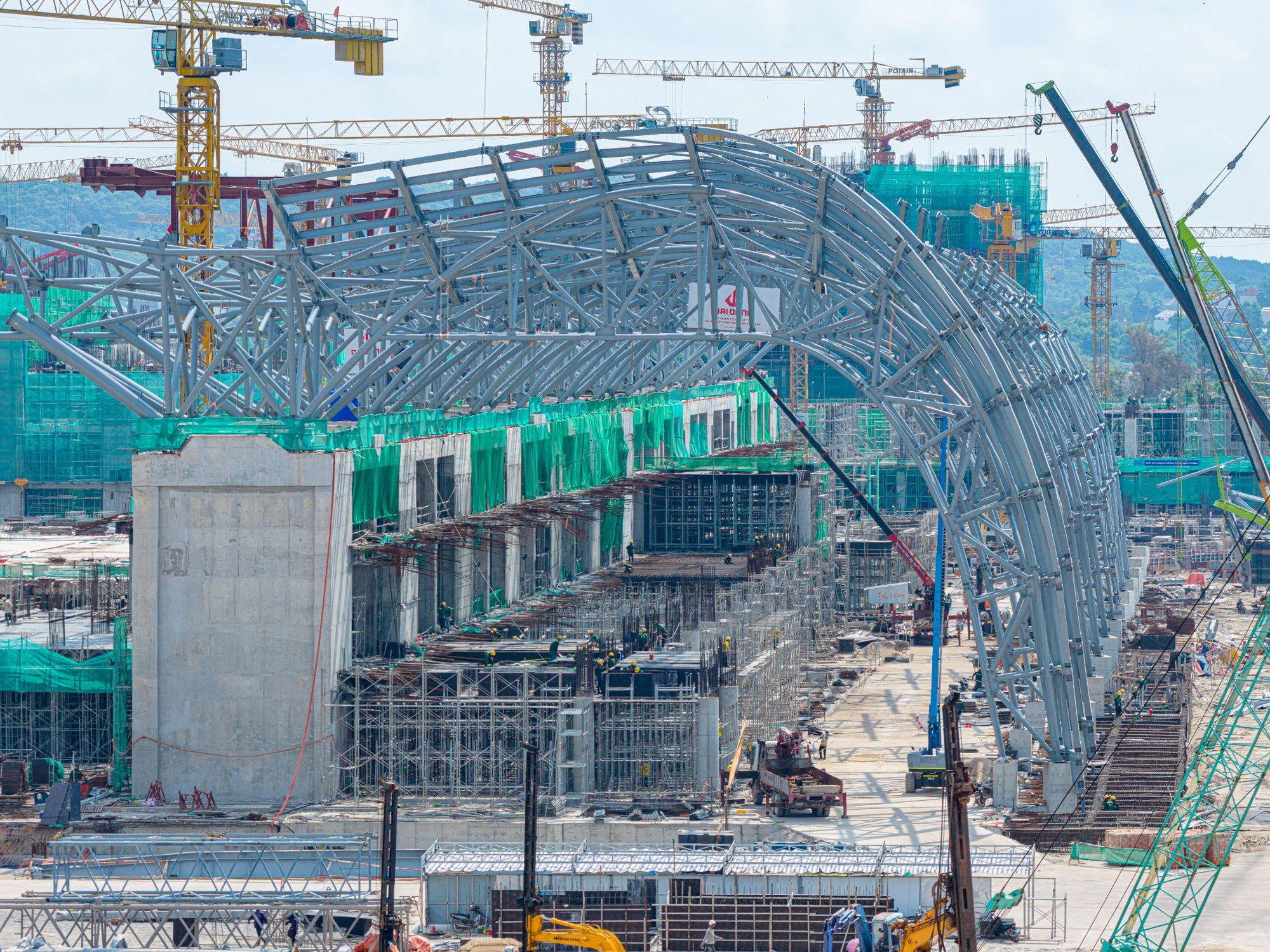 M&aacute;i th&eacute;p của Trung t&acirc;m Hội nghị APEC nặng tương đương 100 m&aacute;y bay Boeing- Ảnh 1.