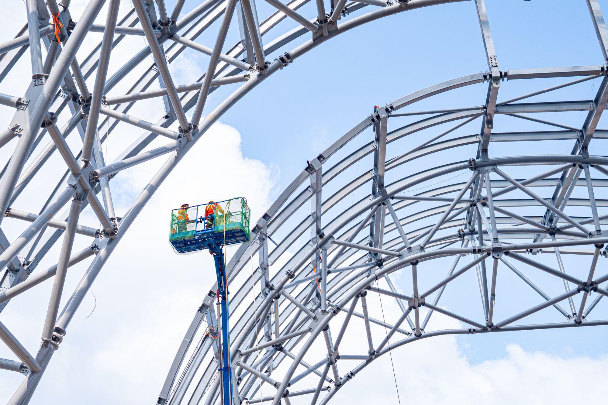 M&aacute;i th&eacute;p của Trung t&acirc;m Hội nghị APEC nặng tương đương 100 m&aacute;y bay Boeing- Ảnh 2.