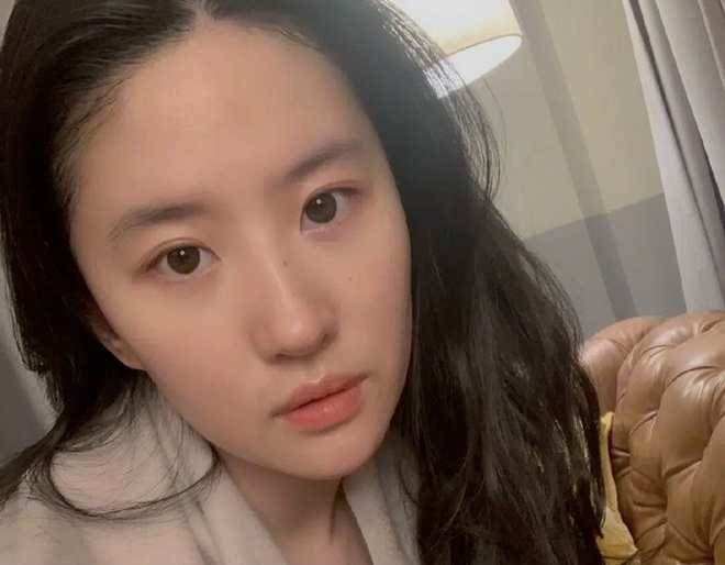 Lưu Diệc Phi "l&atilde;o h&oacute;a ngược" ở ngưỡng U40: Kh&ocirc;ng phải &ocirc;ng trời ưu &aacute;i, l&agrave; do c&ocirc; c&oacute; 4 chi&ecirc;u l&agrave;m đẹp hơn người- Ảnh 3.