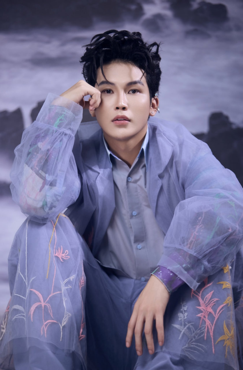 Cover b&agrave;i mới của H&ugrave;ng Huỳnh, nam ca sĩ khiến cả c&otilde;i mạng tranh c&atilde;i: Hay hơn bản gốc l&agrave; được- Ảnh 2.