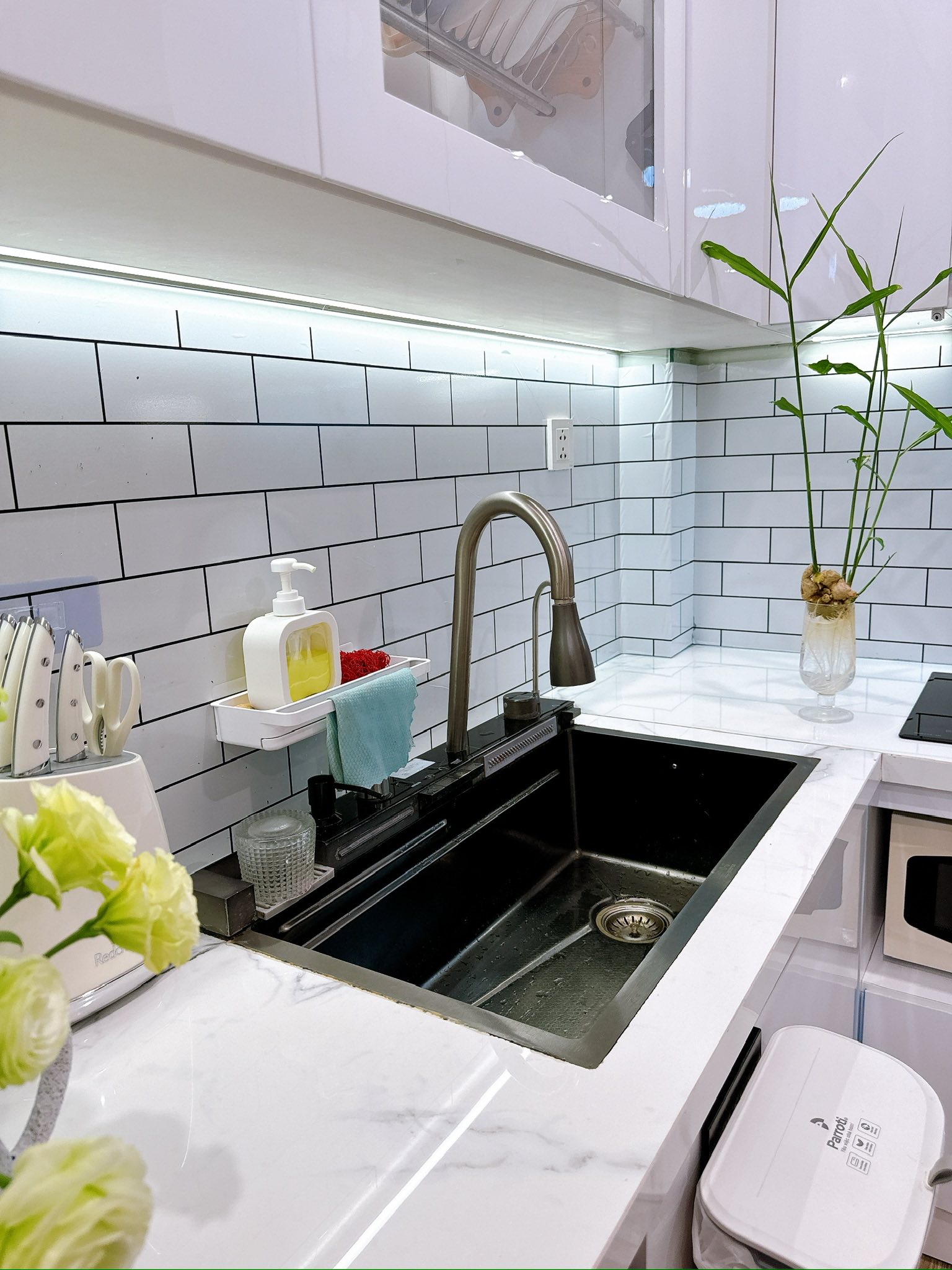 Bếp 5m&sup2; của mẹ bỉm H&agrave; Nội thay đổi ho&agrave;n to&agrave;n chỉ nhờ 1 m&oacute;n: Nhỏ nhưng giải quyết 4 vấn đề c&ugrave;ng l&uacute;c- Ảnh 2.