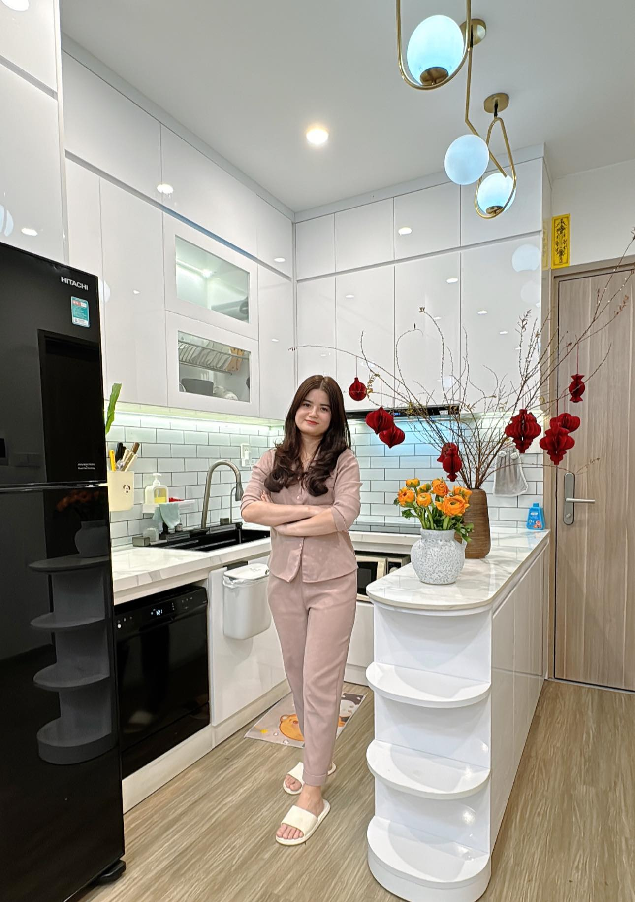 Bếp 5m&sup2; của mẹ bỉm H&agrave; Nội thay đổi ho&agrave;n to&agrave;n chỉ nhờ 1 m&oacute;n: Nhỏ nhưng giải quyết 4 vấn đề c&ugrave;ng l&uacute;c- Ảnh 1.