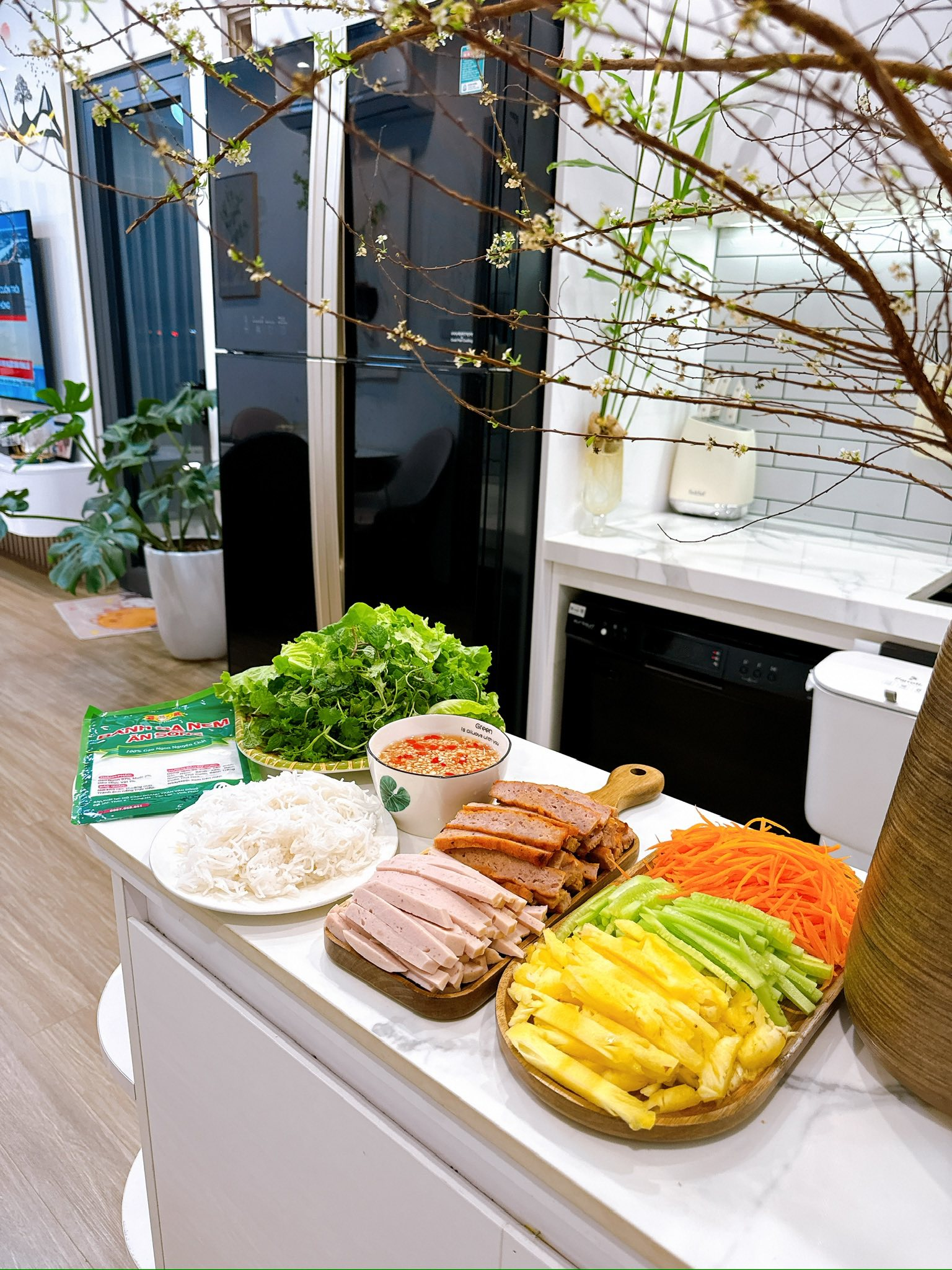 Bếp 5m&sup2; của mẹ bỉm H&agrave; Nội thay đổi ho&agrave;n to&agrave;n chỉ nhờ 1 m&oacute;n: Nhỏ nhưng giải quyết 4 vấn đề c&ugrave;ng l&uacute;c- Ảnh 5.