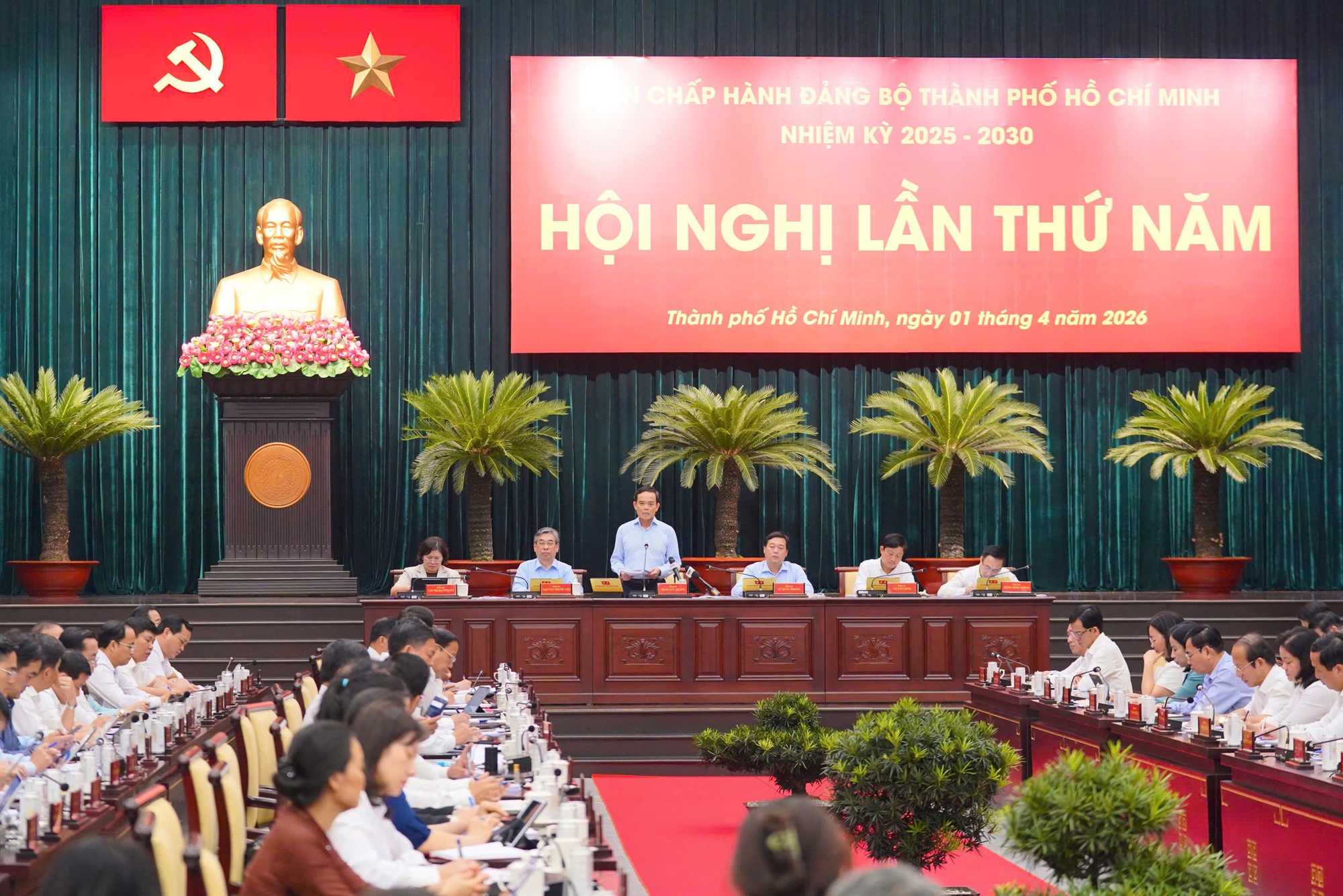 B&iacute; thư Th&agrave;nh ủy TPHCM Trần Lưu Quang: Th&agrave;nh phố sẽ miễn ph&iacute; xe bu&yacute;t- Ảnh 2.