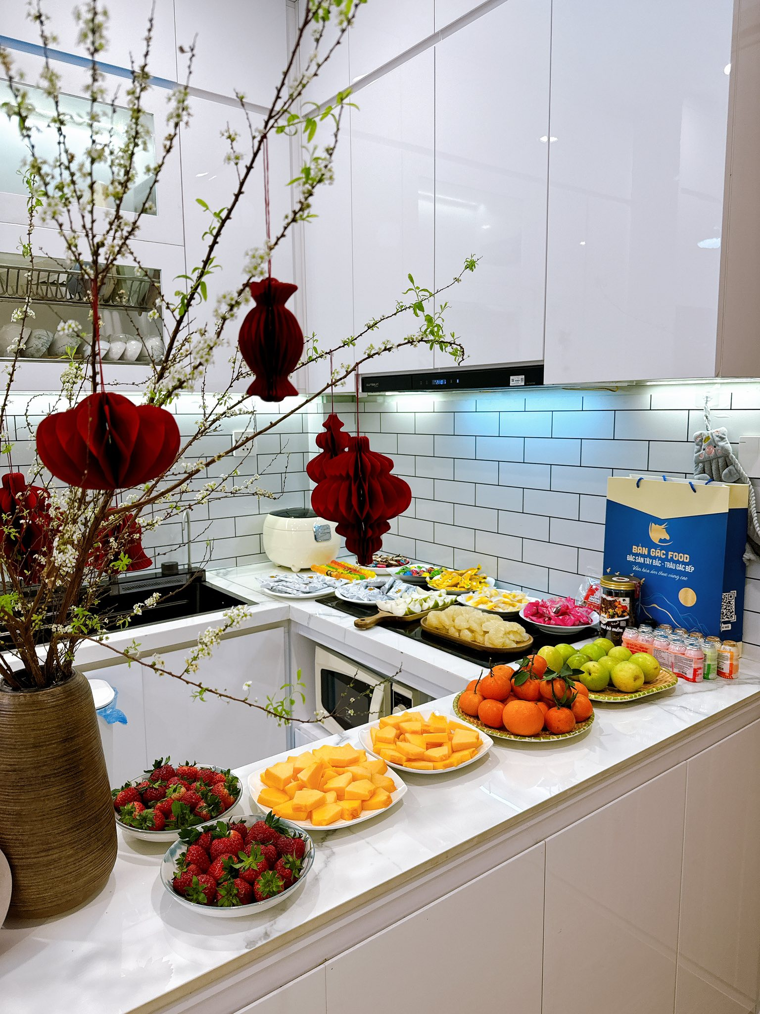 Bếp 5m&sup2; của mẹ bỉm H&agrave; Nội thay đổi ho&agrave;n to&agrave;n chỉ nhờ 1 m&oacute;n: Nhỏ nhưng giải quyết 4 vấn đề c&ugrave;ng l&uacute;c- Ảnh 14.