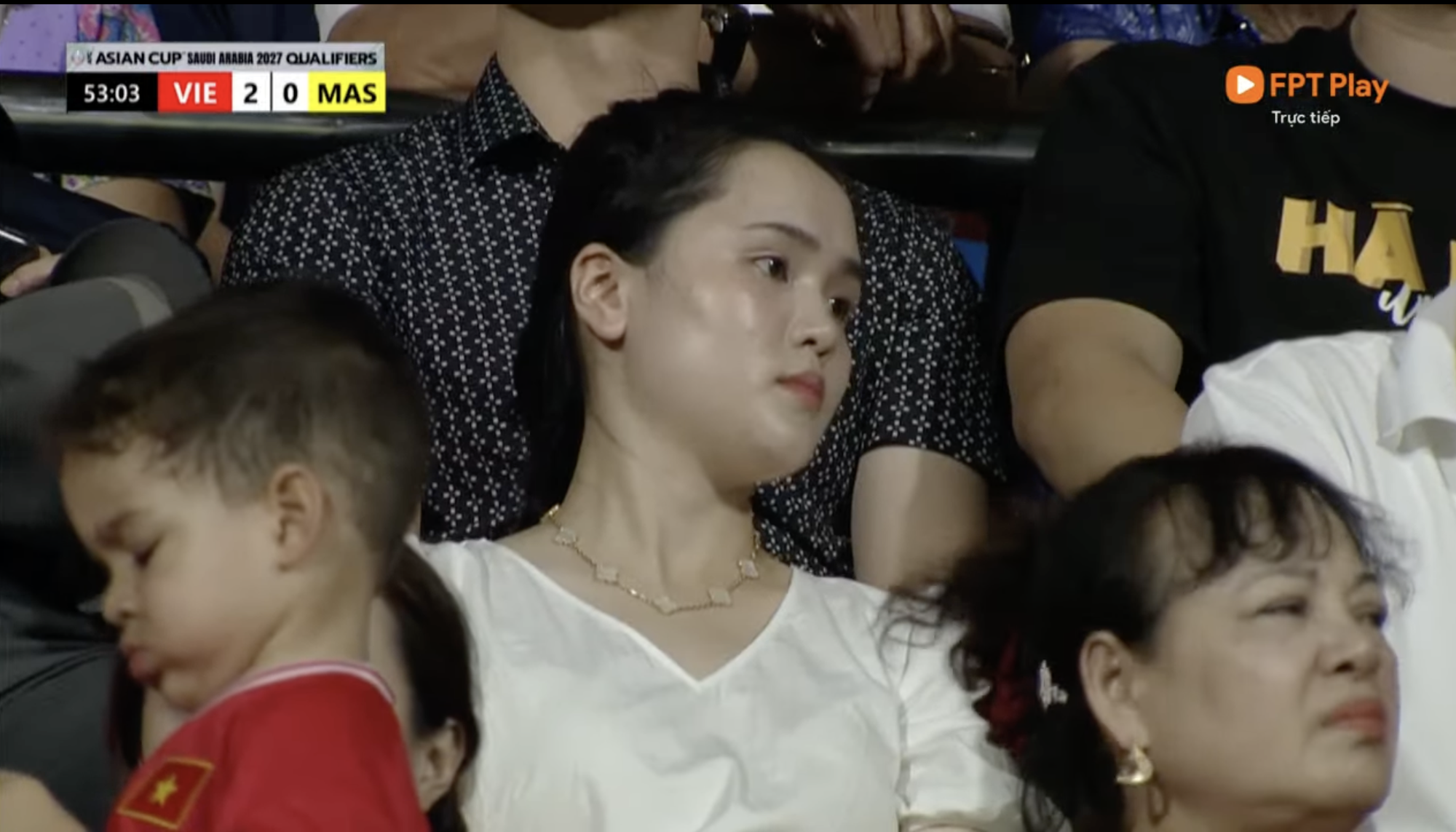 Tiểu thư Quỳnh Anh cười t&iacute;t mắt, tự h&agrave;o kể về b&agrave;n thắng của Duy Mạnh: Chồng em rất hiếm khi ghi b&agrave;n n&ecirc;n em rất vui- Ảnh 4.