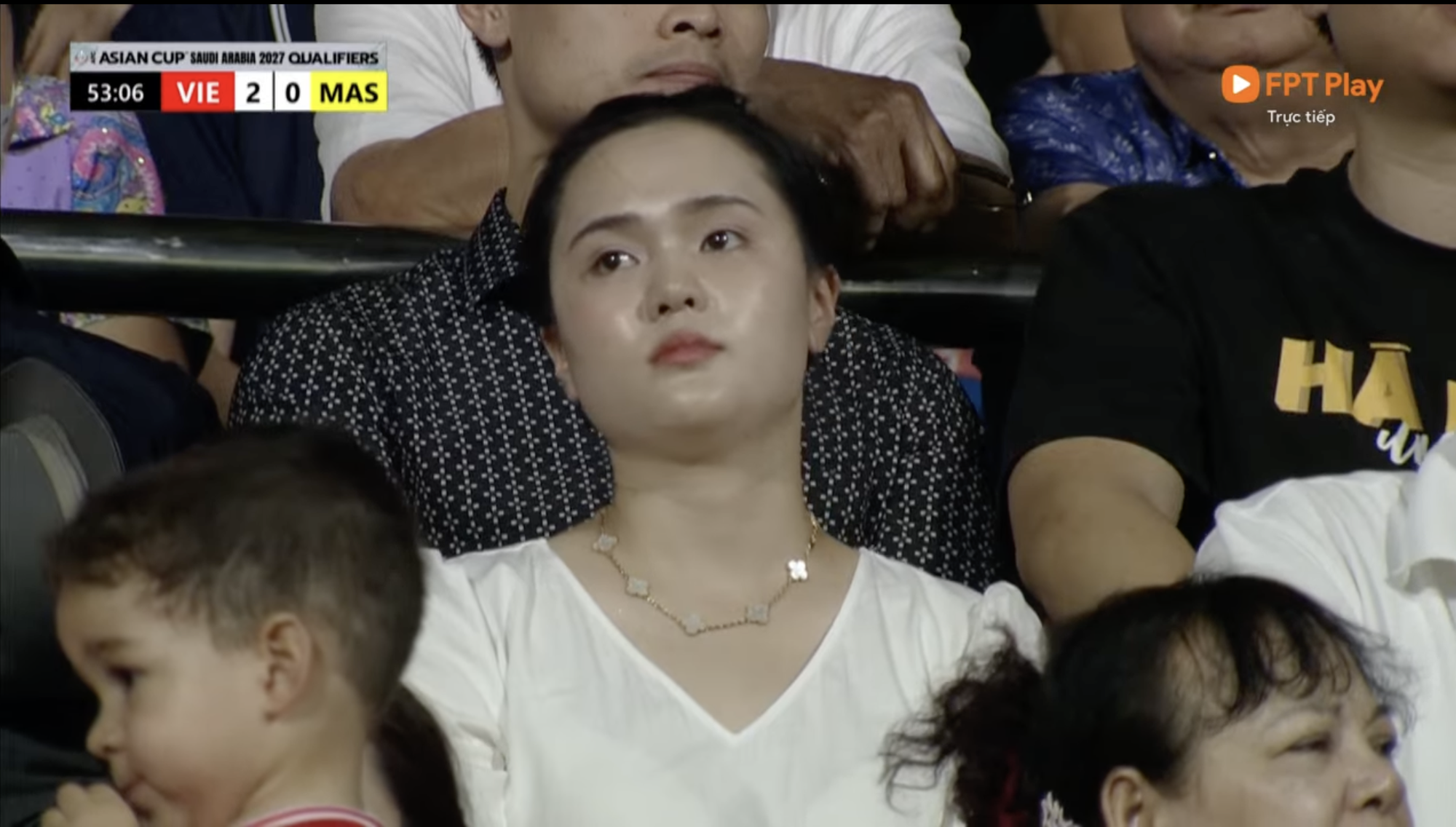 Tiểu thư Quỳnh Anh cười t&iacute;t mắt, tự h&agrave;o kể về b&agrave;n thắng của Duy Mạnh: Chồng em rất hiếm khi ghi b&agrave;n n&ecirc;n em rất vui- Ảnh 3.