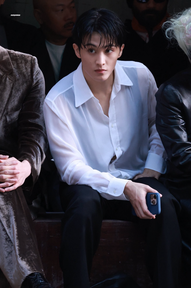 Show Maison Margiela Thu/Đ&ocirc;ng 2026 g&acirc;y b&atilde;o MXH: Hứa Quang H&aacute;n cũng c&oacute; mặt, model catwalk gần như kh&ocirc;ng thấy đường- Ảnh 2.