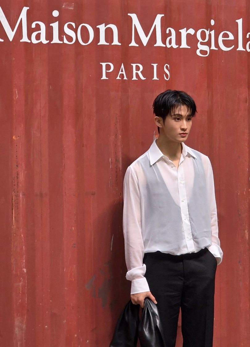 Show Maison Margiela Thu/Đ&ocirc;ng 2026 g&acirc;y b&atilde;o MXH: Hứa Quang H&aacute;n cũng c&oacute; mặt, model catwalk gần như kh&ocirc;ng thấy đường- Ảnh 3.