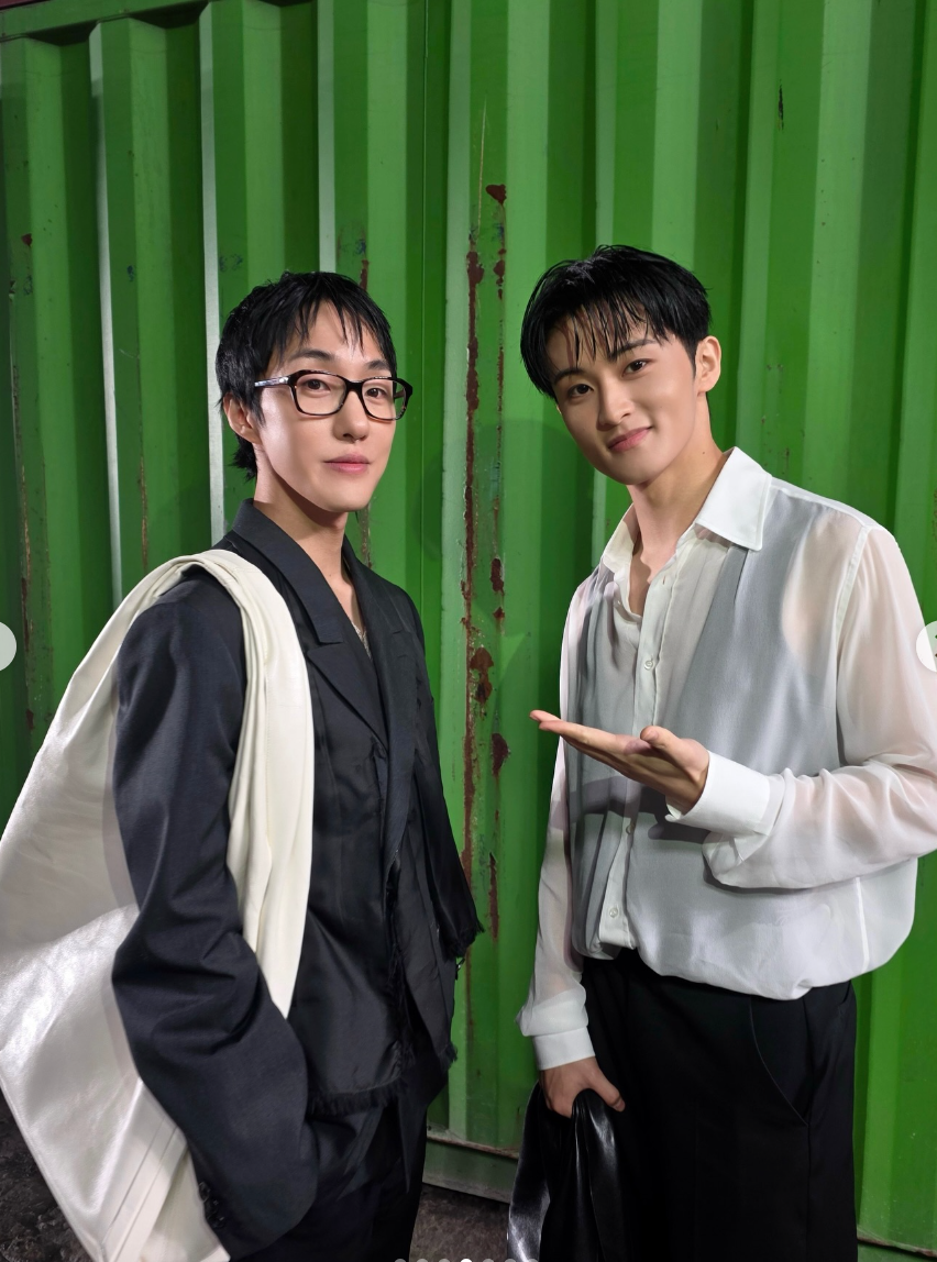 Show Maison Margiela Thu/Đ&ocirc;ng 2026 g&acirc;y b&atilde;o MXH: Hứa Quang H&aacute;n cũng c&oacute; mặt, model catwalk gần như kh&ocirc;ng thấy đường- Ảnh 4.