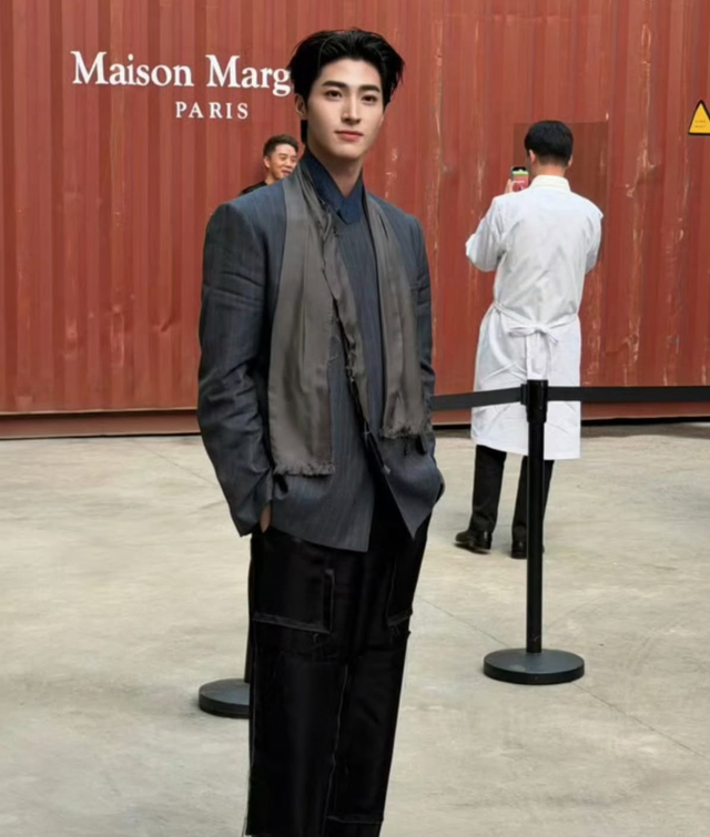 Show Maison Margiela Thu/Đ&ocirc;ng 2026 g&acirc;y b&atilde;o MXH: Hứa Quang H&aacute;n cũng c&oacute; mặt, model catwalk gần như kh&ocirc;ng thấy đường- Ảnh 6.