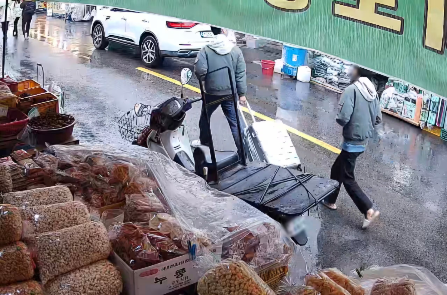 CCTV c&ocirc;ng bố h&igrave;nh ảnh r&otilde; n&eacute;t về h&agrave;nh vi của con g&aacute;i v&agrave; con rể trong vụ vali dưới s&ocirc;ng- Ảnh 1.