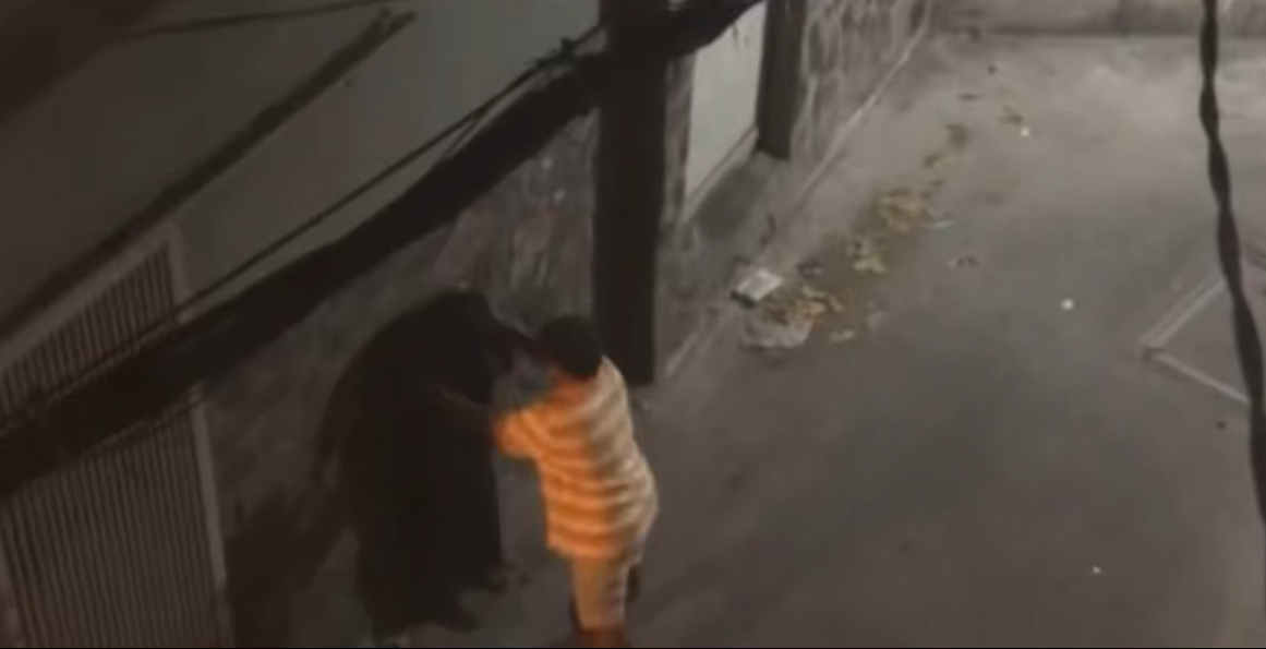 Phẫn nộ clip c&ocirc; g&aacute;i bị h&agrave;nh hung, giở tr&ograve; đồi bại giữa đ&ecirc;m ở TP.HCM: H&agrave;nh động của người quay clip g&acirc;y tranh c&atilde;i- Ảnh 1.