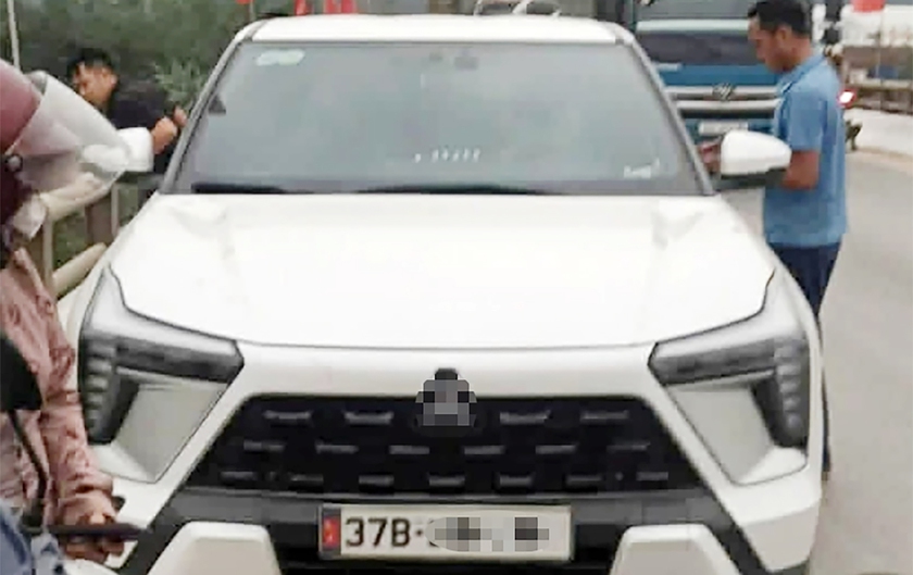 VIDEO: Người đ&agrave;n &ocirc;ng lao xuống s&ocirc;ng t&igrave;m kiếm c&ocirc; g&aacute;i trẻ nghi để lại &ocirc; t&ocirc; nhảy cầu tự tử- Ảnh 1.