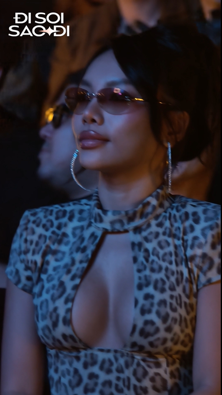 Chị Đẹp T&oacute;c Ti&ecirc;n diện &aacute;o si&ecirc;u chiến, ai ngờ &ldquo;đụng h&agrave;ng&rdquo; một Em Xinh ngay trong sự kiện- Ảnh 4.