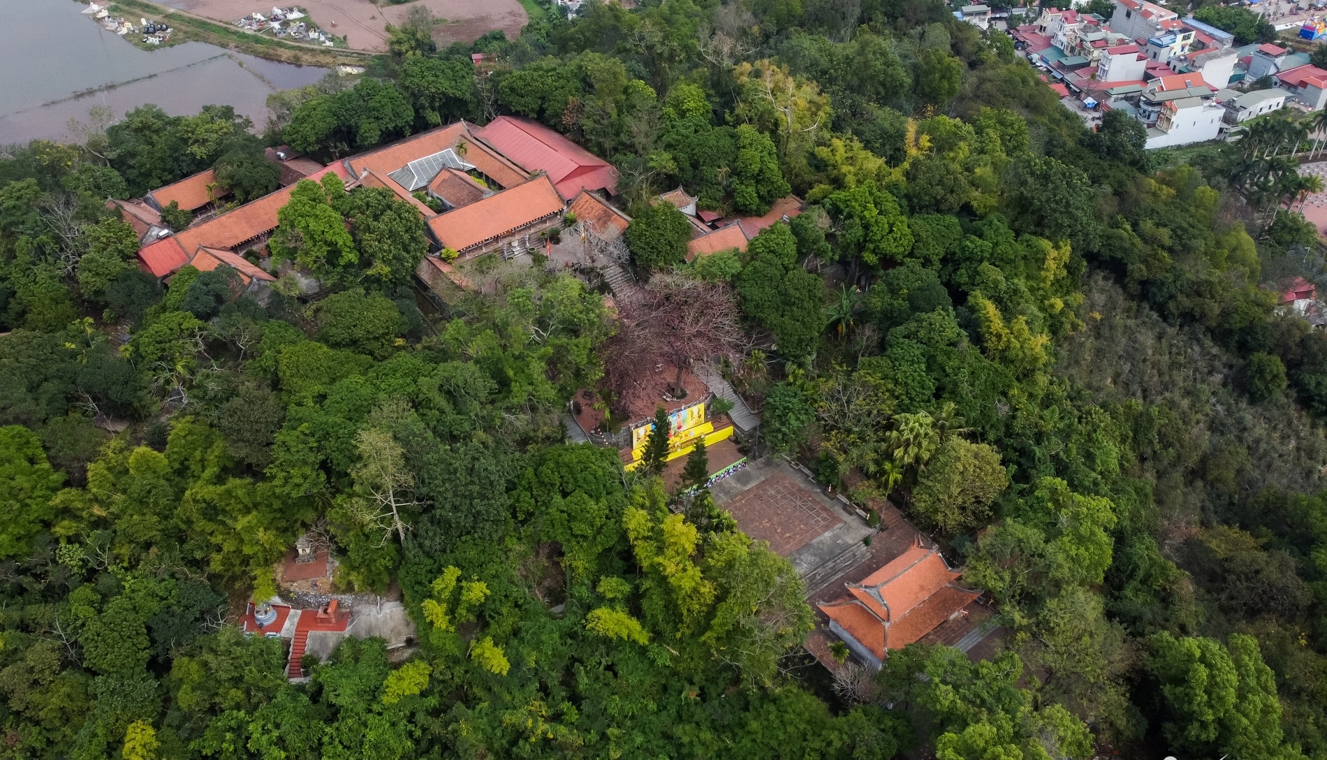 Ngọn n&uacute;i cao chưa đến 100m, được mệnh danh l&agrave; "n&uacute;i rồng": Tr&ecirc;n đỉnh c&oacute; di t&iacute;ch quốc gia gần 1000 tuổi - Ảnh 1.